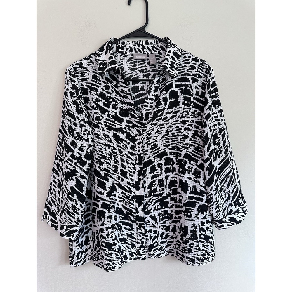 Chicos Shirt Size 1 MEDIUM Black White Graphic Animal Print Button Up 3/4 Sleeve